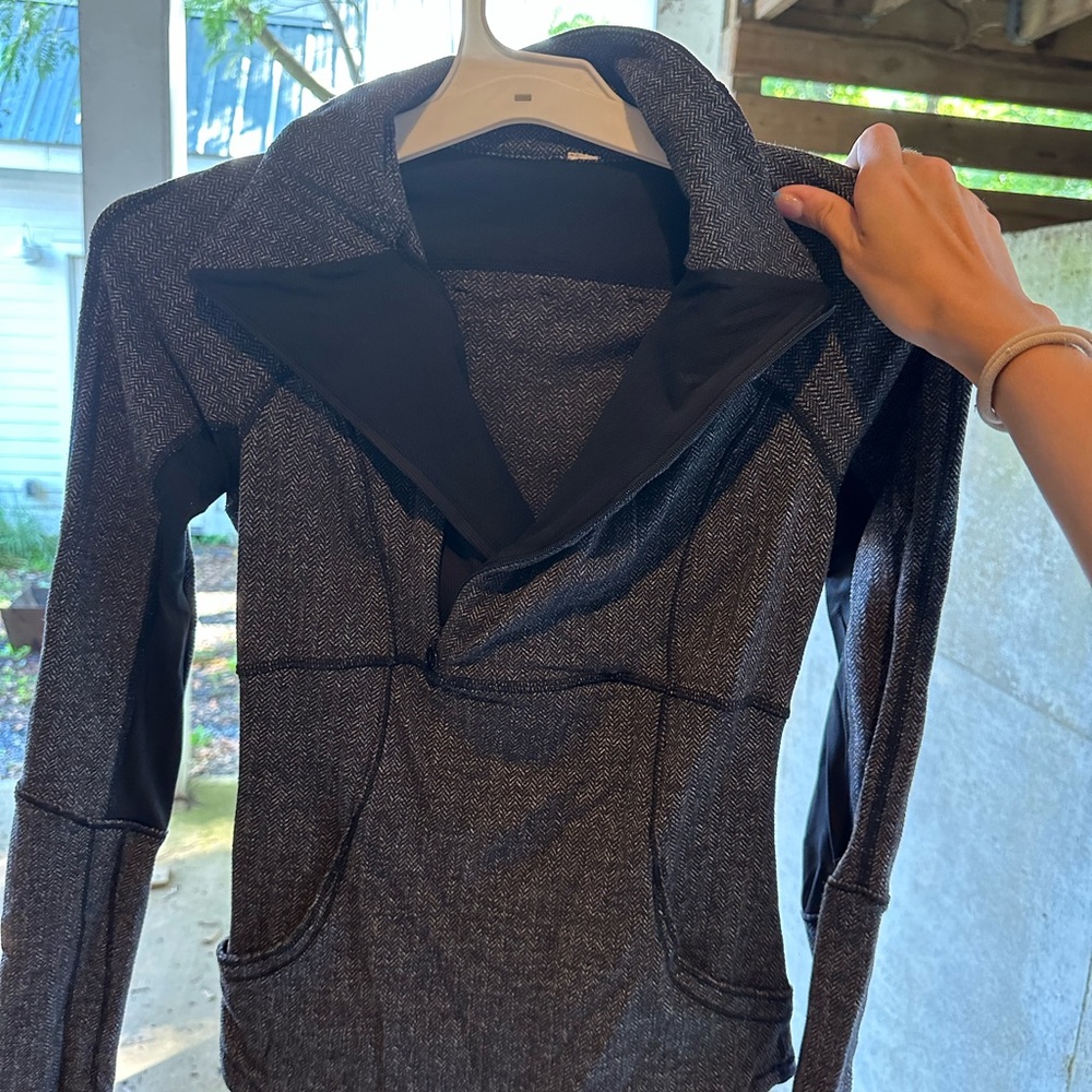 Lululemon zip up, not sure the size bc tag fell off fits like a 2-4, stretchy